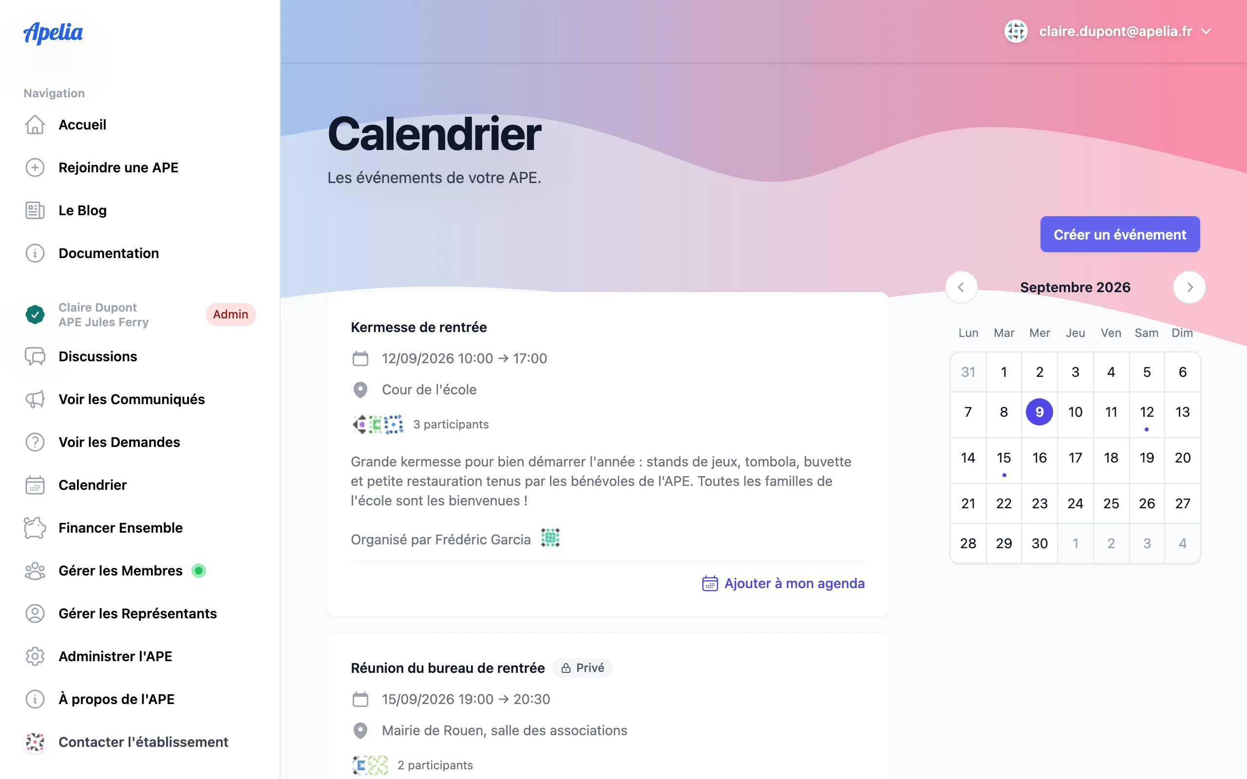 Calendrier mensuel d'une association de parents d'élèves dans Apelia, affichant les conseils, réunions et événements du mois.