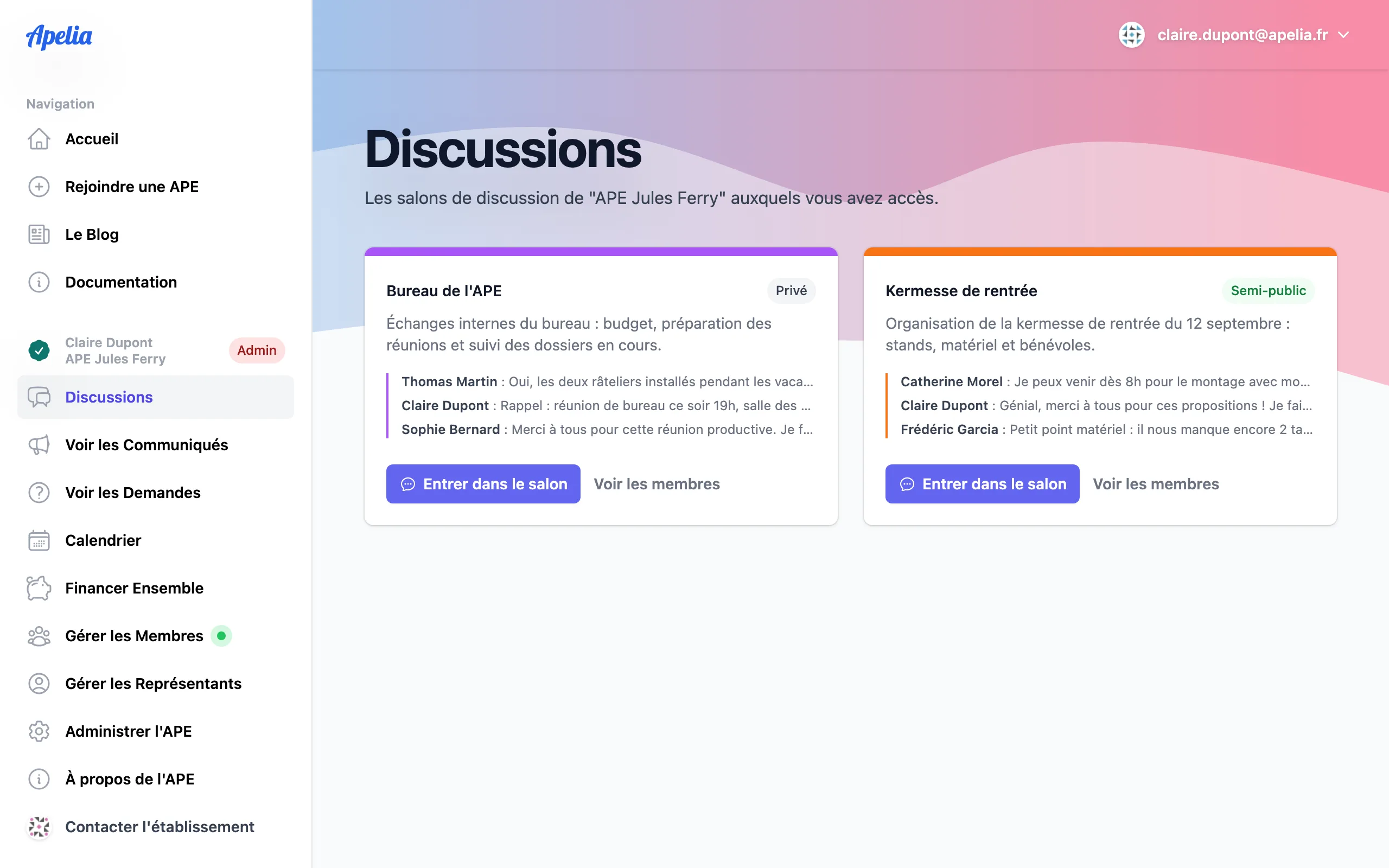 Salons de discussion d'une association de parents d'élèves dans Apelia, présentés sous forme de cartes avec un aperçu des derniers messages.