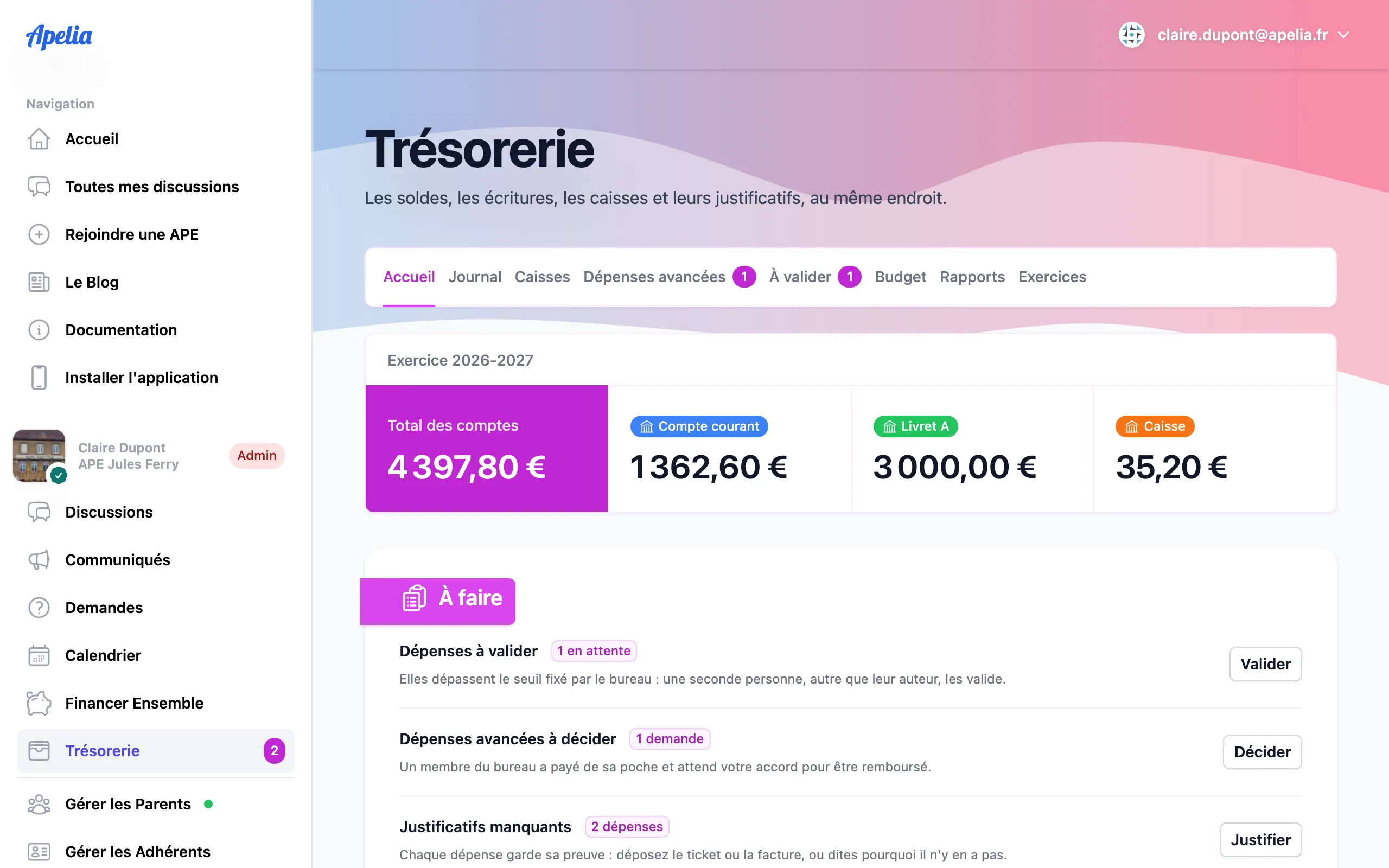 Accueil de la trésorerie d'une association de parents d'élèves : le total et le solde de chaque compte, et la liste des dépenses à valider, des remboursements à décider et des justificatifs manquants.