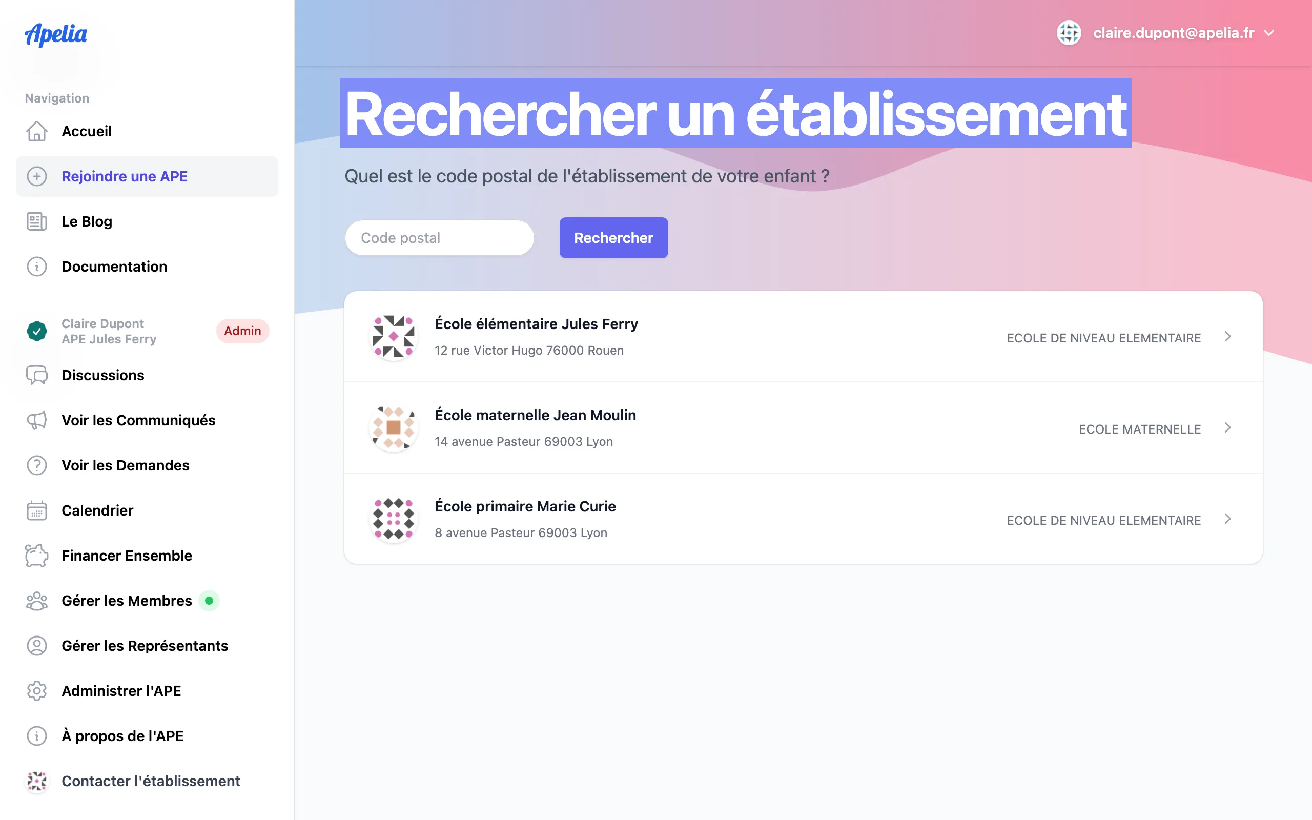 Écran de recherche d'un établissement scolaire dans Apelia, avec le champ de recherche par nom ou par code postal.