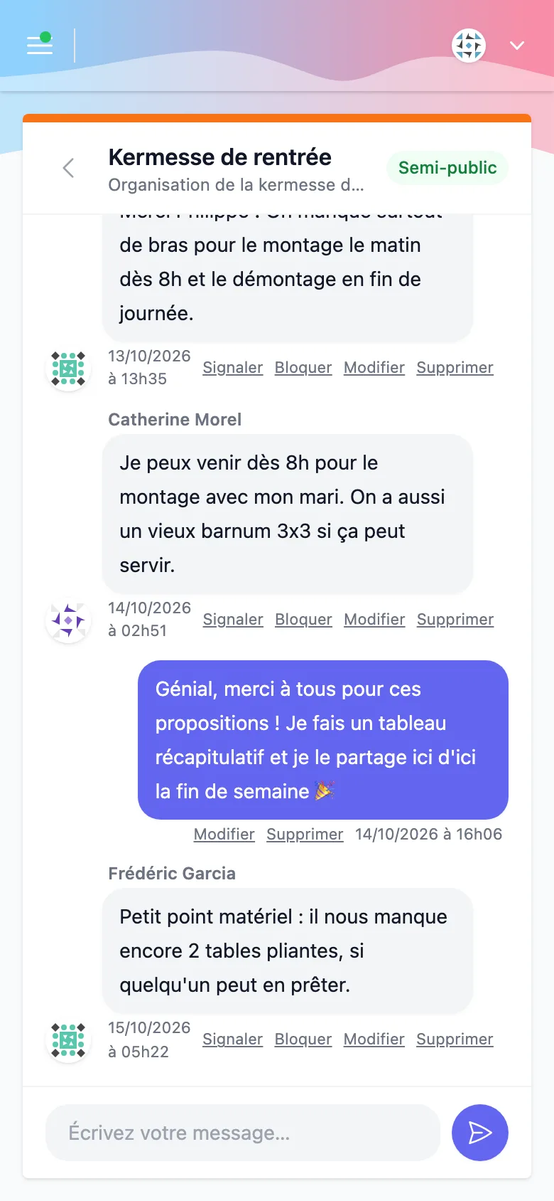Salon de discussion Kermesse de rentrée affiché sur un téléphone, avec les messages des parents bénévoles