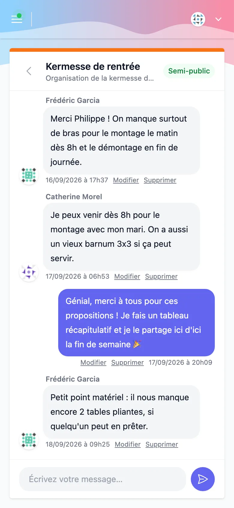 Salon de discussion Kermesse de rentrée affiché sur un téléphone, avec les messages des parents bénévoles