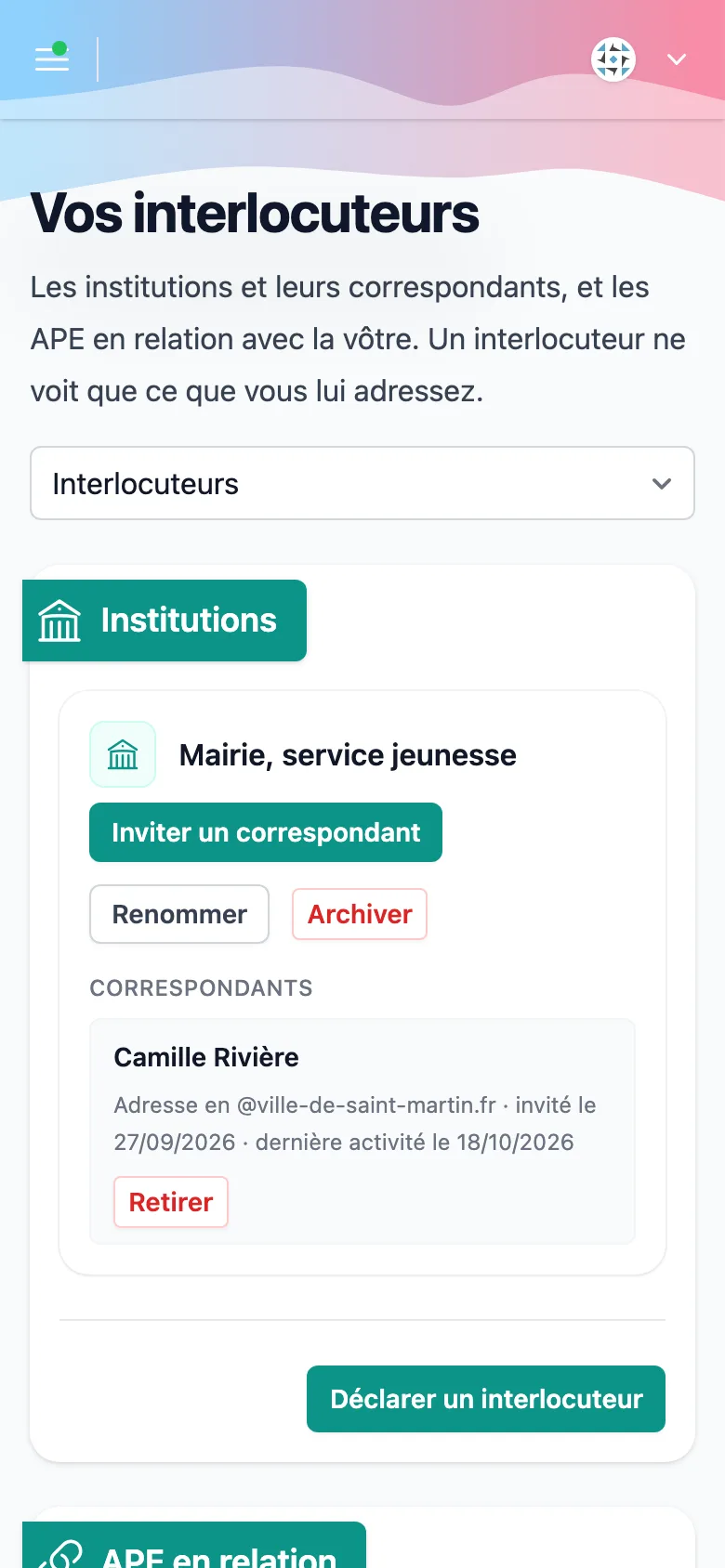 Page Interlocuteurs de l'APE Jules Ferry sur un téléphone, avec la mairie, service jeunesse, et son correspondant